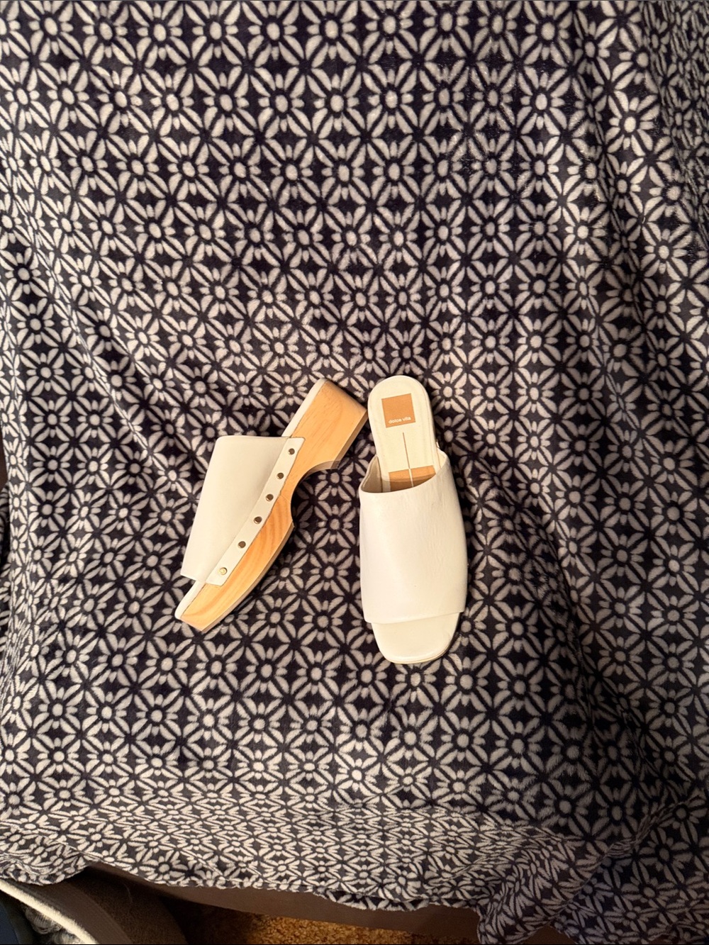 Cream Mules with Open Toe and Flat Platform